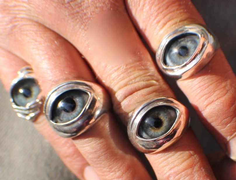 Sz 10.5 Sterling Silver Brown Prosthetic Glass Eye Two Hand Peace Ring.